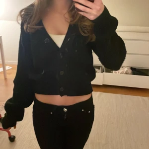 Svart croppad kofta - Säljer en svart croppad kofta med knappar framtill. 