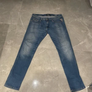 Replay Anbass jeans  - Tjena! Säljer nu dessa stil rena replay Anbass jenas. Funkar till både skolan och fest, lätta att stila. Skick 10/10 pris kan diskuteras!
