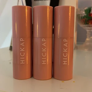 Hickap Blush and Highlighter Stick - Säljer tre stycken Hickap stick i nyanserna Peachy Vibes, Sandy glow och Hot Choco Latte. Perfekta för att ge ansiktet en fräsch och glödande look. Kompakt design i rosa hylsa, enkel att ta med i väskan. Mycket kvar i alla. Skulle säga ca 80% i all tre. En för 175 eller alla tre för 450kr pris kan diskuteras💕💕