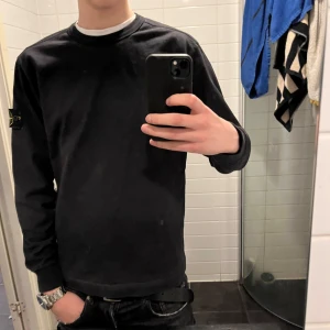 Svart tröja från Stone Island - Säljer en stilren svart tröja från Stone Island med deras ikoniska märke. Bra skick! Priset är förhandlingsbart! 