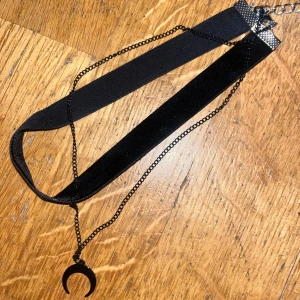 Svart choker med månhänge - Jag säljer dessa halsband då jag bytt stil alla är i bra skick och nästa aldrig använda 