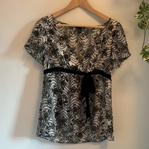 Skitsnygg vintage blus - Jättefin vintage blus från h&m (sista bilden)🩷 Perfekt skick och i storlek 36 men har kategoriserat den som M då den sitter ganska löst (på mig som har XS)🩷 obs! bandet är dekoration🫶🏼