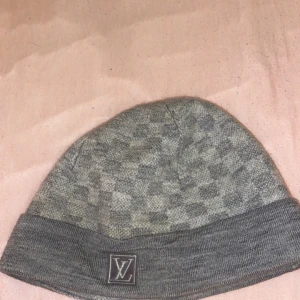 Louis vuitton mössa - Knappt använd Max 4 gånger hemma! Inget trasigt eller så! Ett till ett! Går inte ner i pris; priset är 599 kr vid snabb affär!