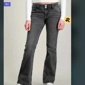 Grå bootcut jeans - Snygga grå bootcut jeans med låg midja och dubbla knappar fram. De har bakfickor med lock och knapp. De är knappt använda och är för stora. Om man vill ha fler bilder på hur byxorna ser ut, fråga i dm💗 
