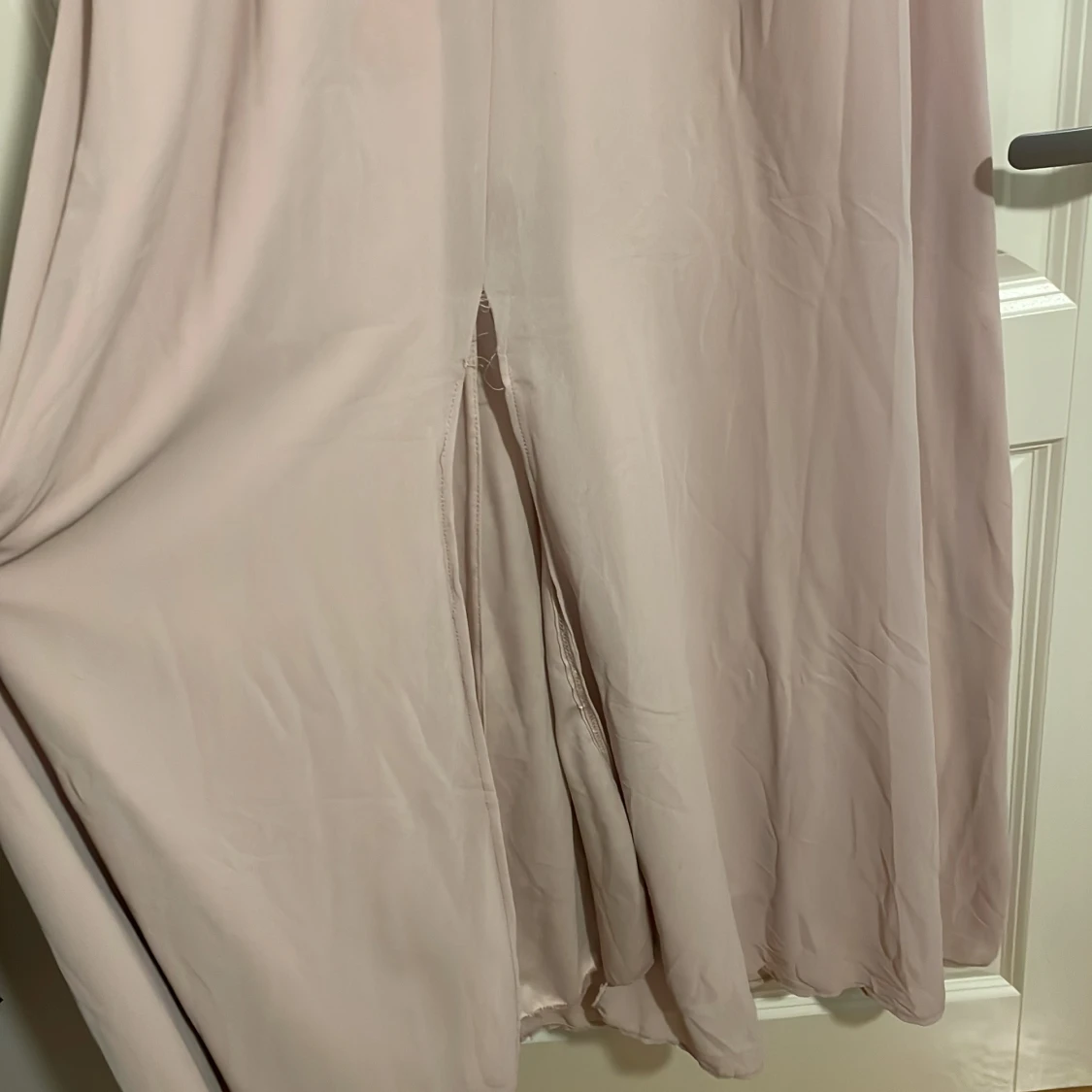 Ljusrosa klänning med spetsdetaljer - 91