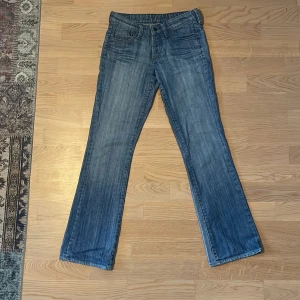 Lowwaist bootcut jeans  - Säljer dessa snygga low waist jeans i bootcut från h&m!✨✨