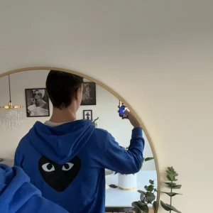 Blå hoodie från Comme des Garçons Play - Säljer en blå hoodie från Comme des Garçons Play i storlek L men som passar folk med medium också, modellen är 187cm. (Spegeln som är smutsig inte tröjan)