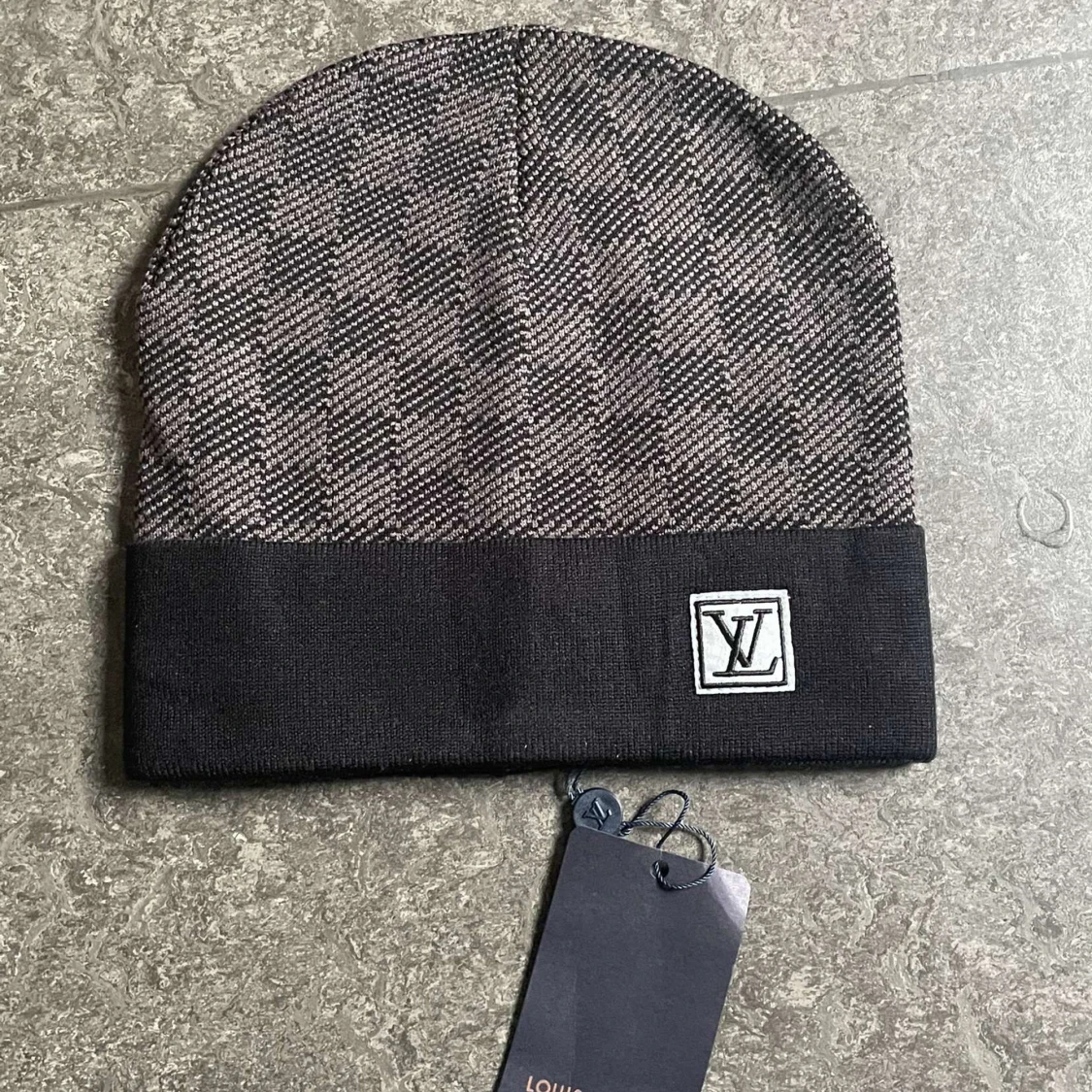 Grå och svart mössa - 91