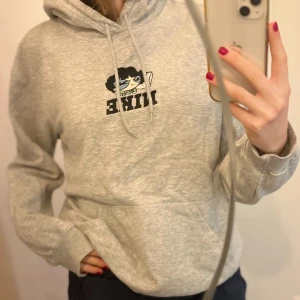 Grå hoodie med unikt tryck - Säljer en grå hoodie med ett unikt Nike-tryck på framsidan. Vet inte storleken då lappen är borttagen men skulle säga att den sitter som en S eller M. Den är i bra skick då jag använt den väldigt lite.