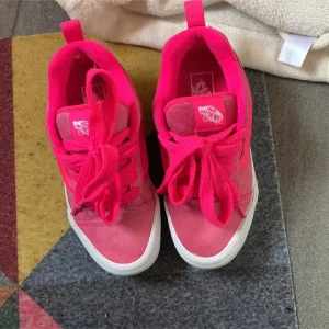 Vans skor - Unika vans skor som inte säljs i denna färgen längre, skorna är i modellen ”knu skool shoes”. Slitning syns på sista bilderna. De är något uttvättade eftersom jag rengjort de. Storlek 36,5 men passar en 37/38 skulle jag säga💗💗