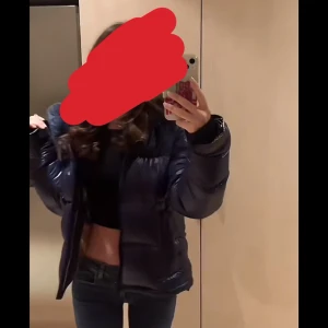 Mörkblå pufferjacka med huva - Säljer en snygg mörkblå pufferjacka med huva. Jackan har en dragkedja framtill och är perfekt för kalla dagar. Den är långärmad och har en modern look. Endast andvänd 1 gång, skriv gärna för fler bilder🩷storlek 36 men skulle säga att den passar 34/36/38