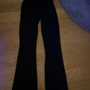Svarta yoga pants från lager 157 - Säljer ett par super fina svarta yoga pants i storlek xs från lager 157 dom är aldrig använda då dom var för små. (Original pris är 200)