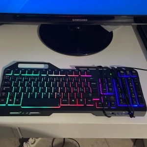 Gaming set - Ett gaming tangentbord med en gaming mus i väldigt bra kvalitet, lyser i flera färger men behöver inte lysa. Pris kan diskuteras😁