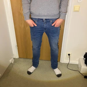 Replay jeans - Snygga replay jeans i en lite ljusare blå färg. Modellen på jeansen är anbass. Storleken är 30 i midja och 32 i längd. Kom privat vid fler frågor!