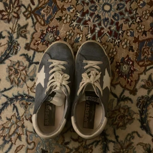Golden goose - Säljer dessa golden goose som inte längre används, de är använda men förutom sulan och lite smuts vid tårna så är de relativt rena, de är storlek 36 men jag har storlek 37 och de passar ändå