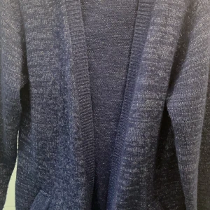  kofta från Gina Tricot - Kofta från Gina Tricot. Mörkblå JÄTTE SKÖNT MATERIAL, har aldrig känt på så fint material 😍