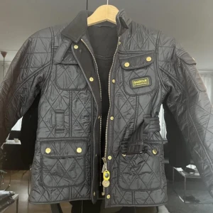 Barbour jacka barn  - Barbour jacka str 134 8 år 