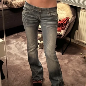 bootcut jeans 🖤 - lägger ut dessa igen !! köpta i vintage sektionen på urban outfitters i london. släppt ner sömnen & jag är 176, jeansen är 39 i midja och 85 i längd💞ok att köpa direkt!  