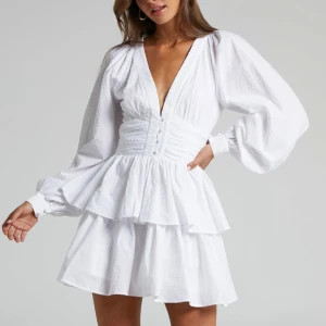 Vit klänning med volanger - En super fin vit klänning som passar perefekt till exempelvis studenten. Klänningen är i fint skick och inga defekter förekommer. 