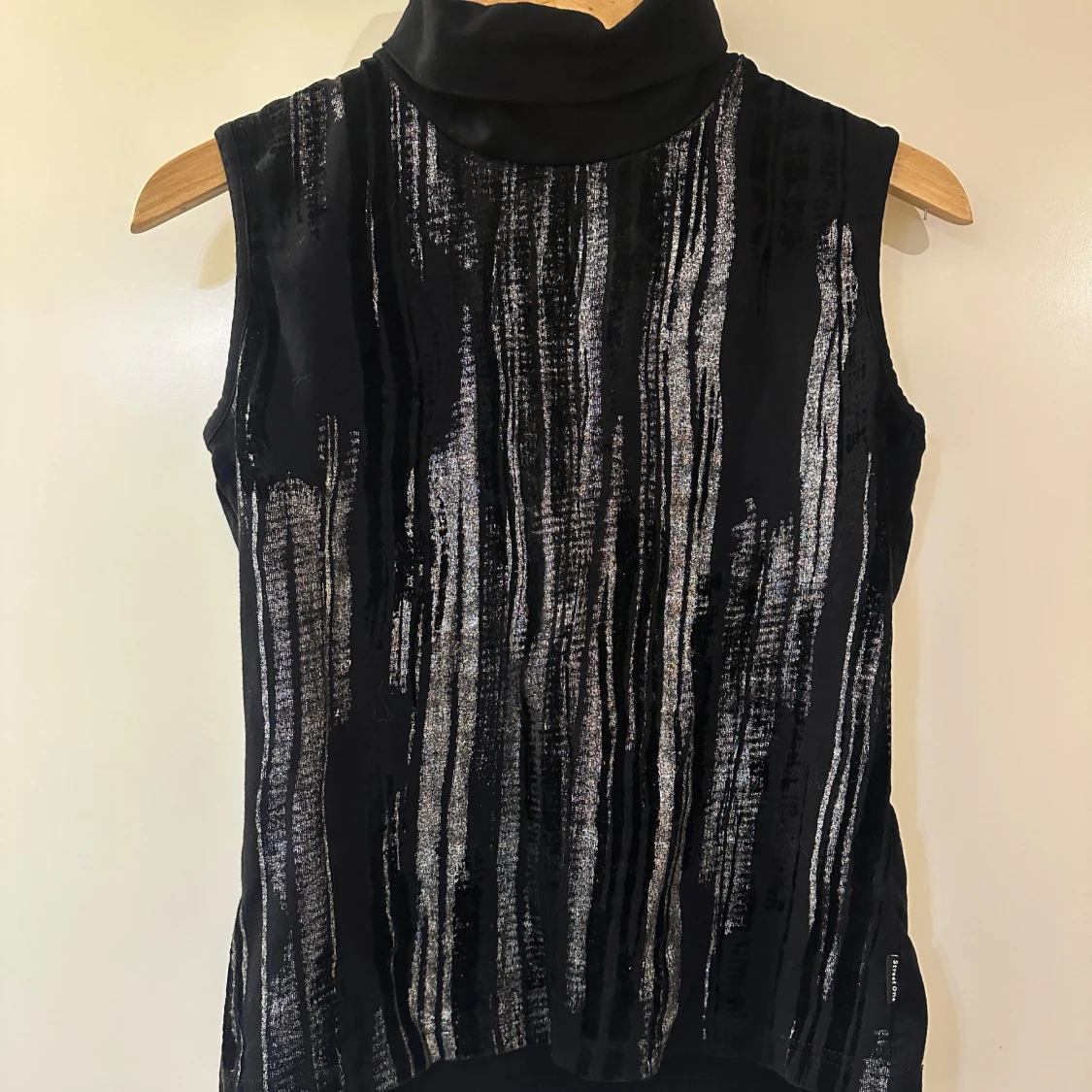 Svart ärmlös polotopp med silvermönster