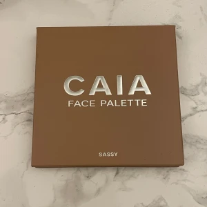CAIA Face Palette Sassy - Säljer min CAIA palett i färgen sassy. Paletten innehåller contour, blush, bronzer och highlighter. Paletten är nästintill oanvänd (har endast används 2 gånger). Jag säljer paletten eftersom att jag brukar använda mig av CAIAS palett i färgen Classy och därför kommer inte denna Sassy palett till användning av mig tyvärr.