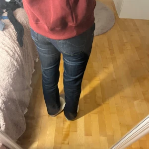 Mörkblå jeans från Lee - Snygga mörkblå jeans från Lee med klassisk design och kontrasterande sömmar. Perfekta för en avslappnad stil, de är lågmidjade, säljer då dom inte kommer till användning💞