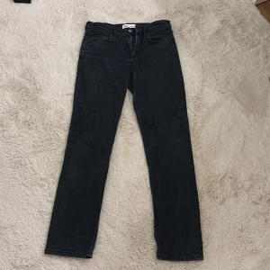 Svarta jeans från Zara - Snygga svarta jeans från Zara i mid waist passform💕