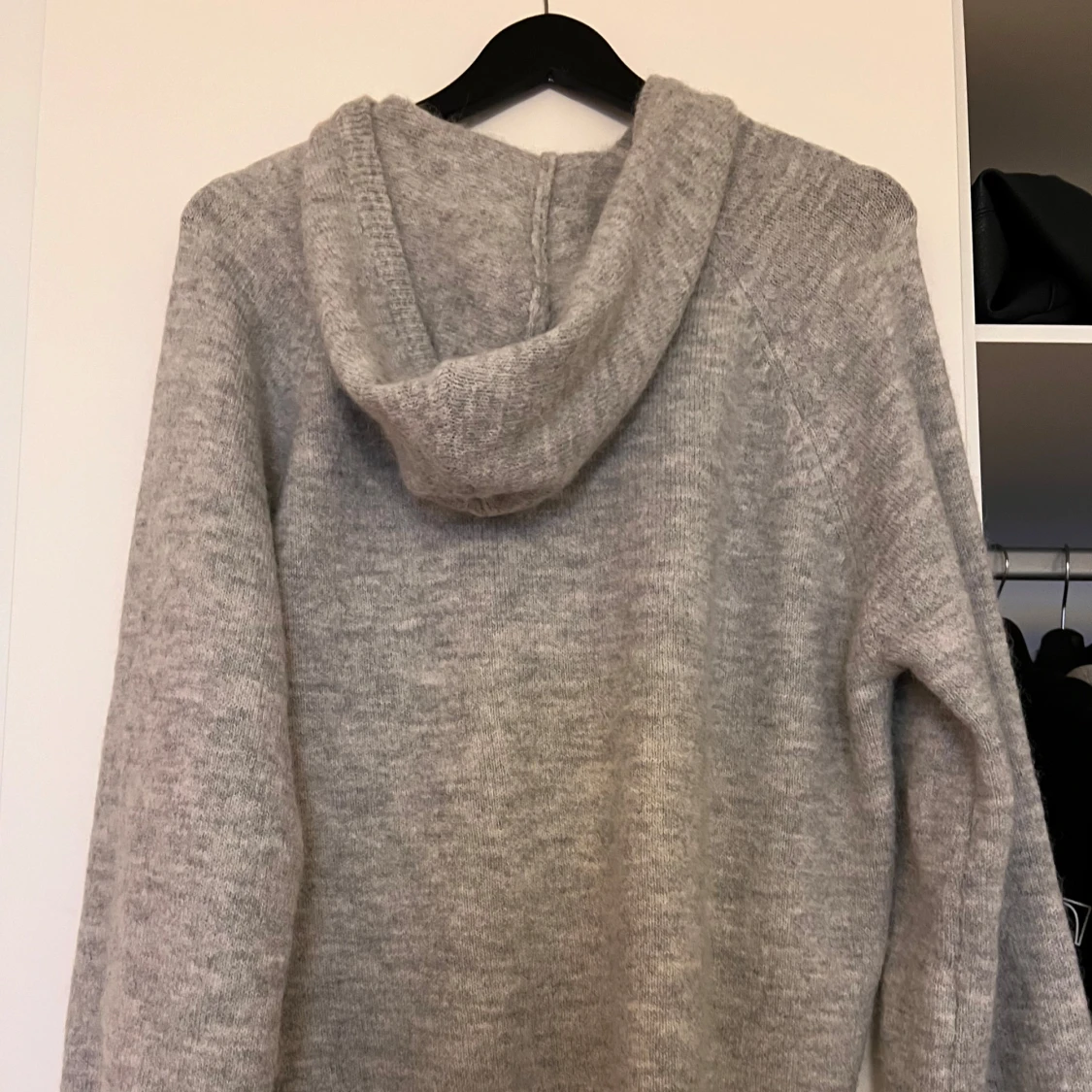 Grå stickad hoodie - 90