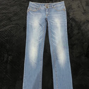 Blå jeans från Only - Snygga blå jeans från Only, jeansen är lågmidjade och modellen är raka/bootcut. Klassisk femficksdesign med snygga detaljer. Passar till allt och passar perfekt in på Stockholmstilen! TRYCK INTE KÖP NU!