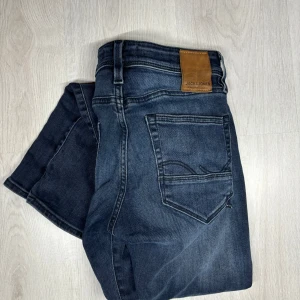 Jack & Jones jeans - Säljer dessa snygga Jack and Jones jeans. Köpta för någon månad sedan men kunde inte ha dom. Modell jjglen slim fit. W28 L32. Skick 10/10
