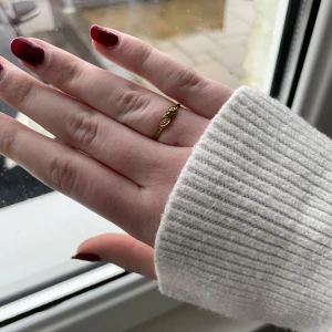 Guldfärgad ring med lövmönster - Elegant guldfärgad ring med ett vackert lövmönster. Perfekt för att ge en subtil men stilfull touch till din look. Passar bra till både vardag och speciella tillfällen. Obs kan finnas spår av rost på den, går förmodligen att tvätta bort med rostfritt medel. Även osäker på mått och inte schysterbar. Bara att skriva vid frågor!🫶🏻💗