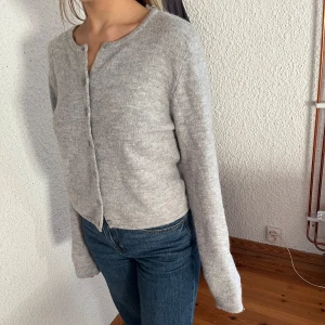 Gina Tricot Kofta M - Ljusgrå kofta från Gina Tricot. Köpt för 399kr i våras. 💕