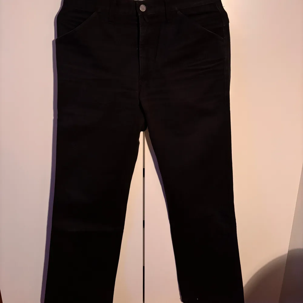 Snygga svarta byxor från Psycho Cowboy med klassisk femficksdesign. Byxorna har en rak passform och är tillverkade i ett slitstarkt material. Riktigt sköna byxor i bra kvalité. Storlek 28. Farkut & Housut.
