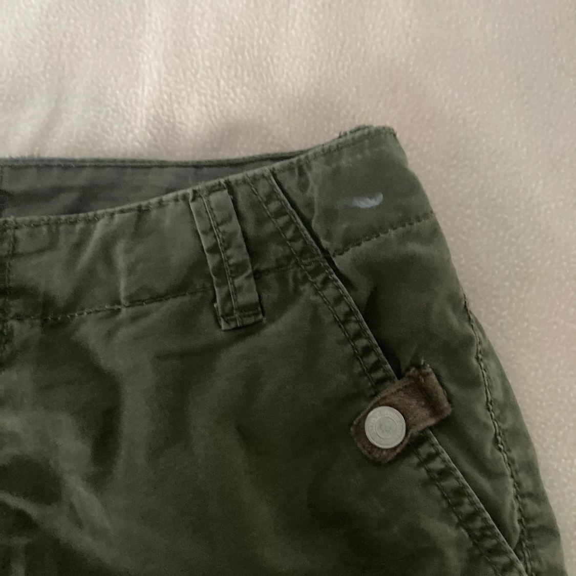 Grön kortkjol med knappar - 91