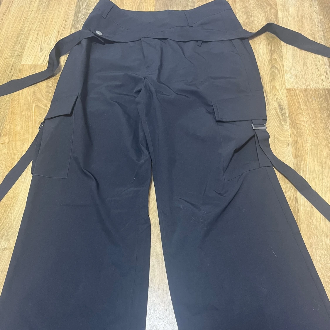 Svarta cargopants med knytband