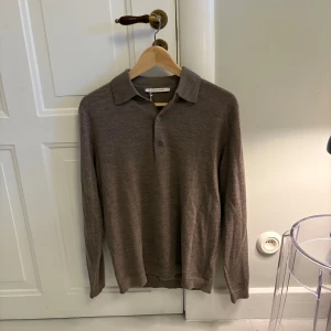 Beige pikétröja från A Day's March - Säljer en stilren beige pikétröja från A Day's March🌟 | Iprincip nyskick 9/10 | Storlek: Medium | Tags finns  | Hör av er vid funderingar! | A&Wfashion 🙌🏻