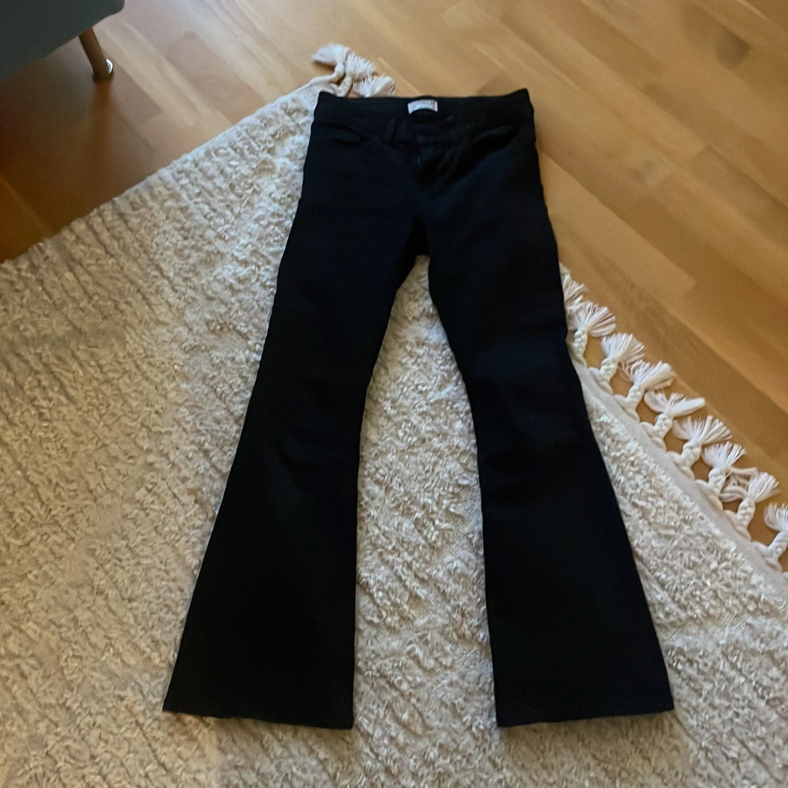 Svarta bootcut byxor från Lindex