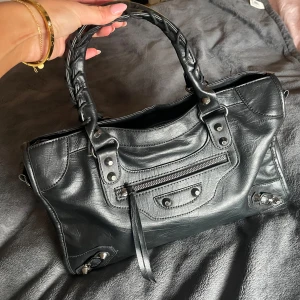 Svart väska  - Superfin väska köpt på Plick. Bra skick och rymmer mycket 