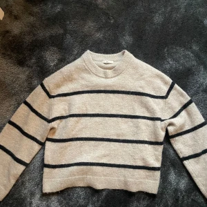 Beige och svart randig tröja från Gina Tricot - Säljer en snygg beige tröja från Gina Tricot med svarta ränder. Gjord i ett mjukt material för extra komfort. Den är sparsamt andvönd och ser ut som ny har inte defekter ❤️❤️skriv för fler bilder 💕❤️