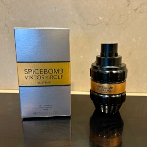 Spicebomb Extreme 50ml - Fick denna i julklapp och har provat den 2ggr. Ca 48ml kvar. Doften är bra men lite för ungdomlig för mig. Bud under 600kr accepteras ej
