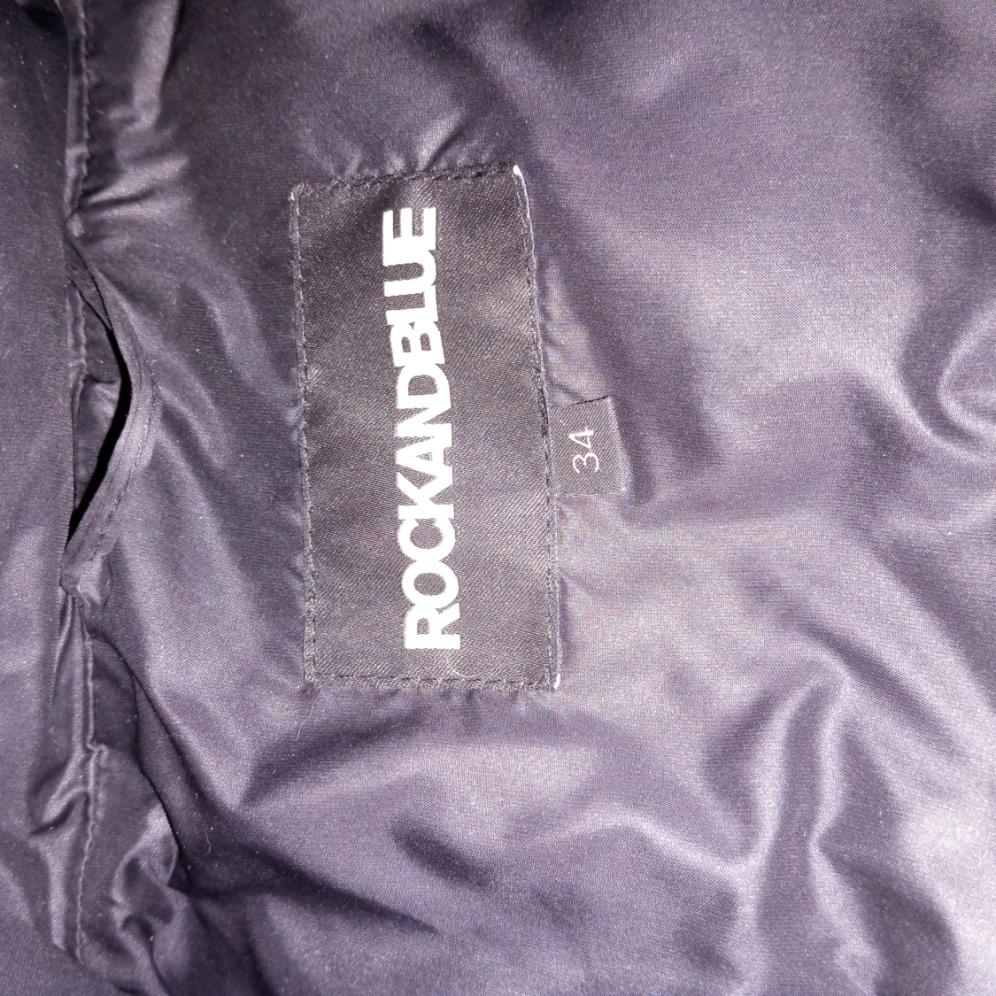 Svart dunjacka från Rockandblue