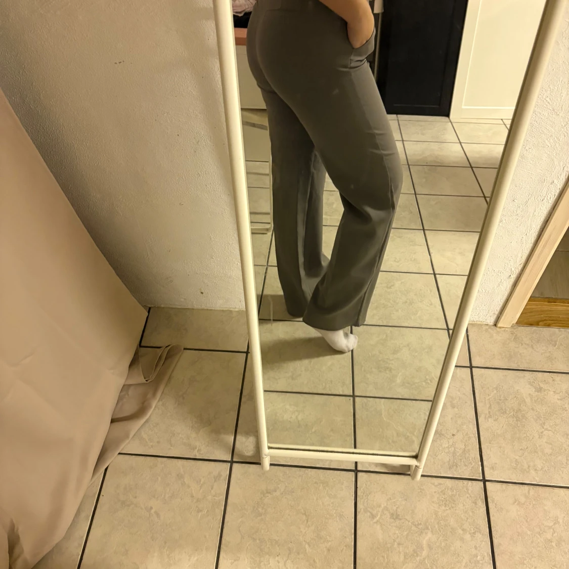 Grå kostymbyxor från ONLY