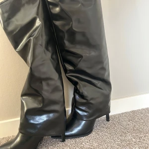 Folded boots - Säljer nu mina alldeles nya folded boots jag köpte här på plick, passade inte min storlek. Är i storlek 39 men är små så skulle säga mer 38! 🩵