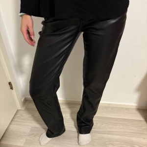 Svarta skinnbyxor - Snygga svarta skinnbyxor. Köpt second hand men ser oanvända ut! 