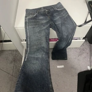 Blå jeans från D&G med diamanter! - Snygga blå jeans från D&G med en unik design och normal passform. Jeansen har en låg midja och är perfekta till allt! 💞