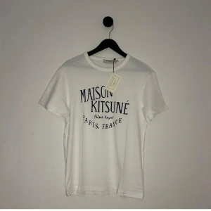 Maison Kitsune T-shirt - Jävligt fet Maison Kitsune helt ny med tags på, skön o unik som passar till allt. Storlek L fast små i storlek så passar S-M, hör gärna av er vid flera frågor eller funderingar!💯💫
