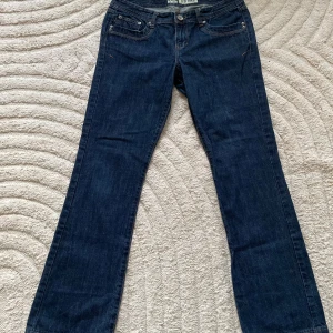 Mörkblå jeans från LTB - Snygga mörkblå bootcut jeans från LTB. Aldrig använda och säljer pågrund av att dom inte passar. Dom är väldigt stora j storleken så dom passar om man är ungefär 160 lång och har storlek M i byxor i vanliga fall ☺️