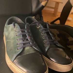Gröna sneakers från Lanvin - Snygga gröna sneakers från Lanvin med en stilren design. Captoen är lite creasad men det är inget som märks när man har på sig dom. Dom är väl använda. 