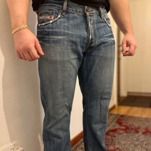 Diesel Jeans - Säljer ett par skitsnygga diesel-jeans åt min kille. Använda ett par gånger men i bra skick. Enda skavanken är den del av fickorna som är på insidan av byxorna som är rätt noppriga (se sista bilden) men det är inget som syns när man bär byxorna eftersom det är inuti byxorna. Säljer för 199. Storleken står inte i byxorna men han på bilden är 178cm lång och brukar vanligtvis bära storlek 30-32 i midjan på jeans.
