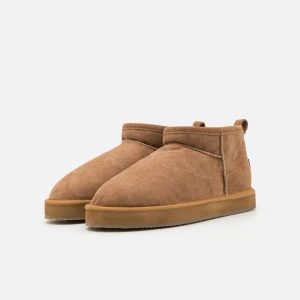 Shepherds skor - Uggslikande skor från shepherds. Storlek 39. Helt oanvända och ligger i boxen som nedkommer när man köper de. Felköp vid storlek därför jag säljer de.  Nypris är 1.495kr